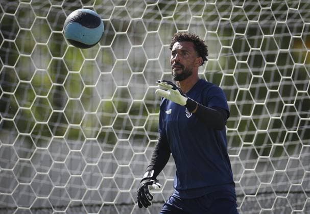 June 18, 2026, Tampa, Florida, USA: Cape Verde goalkeeper Vozinha anticipates a practice ball during practice Thursday, June 18, 2026 in Tampa. Tampa USA - ZUMAs70_ 20260618_zan_s70_025 Copyright: xChrisxUrsox Tampa USA - ZUMA0859 0859505082st Copyright: xIMAGO ChrisxUrsox
