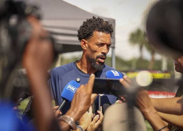 June 18, 2026, Tampa, Florida, USA: Cape Verde goalkeeper Vozinha is swarmed by reporters and photographers as he speaks prior to practice Thursday, June 18, 2026 in Tampa. Tampa USA - ZUMAs70_ 20260618_zan_s70_027 Copyright: xChrisxUrsox Tampa USA - ZUMA0859 0859505084st Copyright: xIMAGO ChrisxUrsox