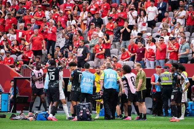 VANCOUVER, CANADA - JUNE 18: Moise Bombito of Canada encourages fan supporters to applaud in support of Ismael Kone of Canada after he goes down witn injury and leaves the match during the FIFA World Cup, WM, Weltmeisterschaft, Fussball 2026 group stage match between Canada and Qatar at BC Place Vancouver Stadium on June 18, 2026 in Vancouver, British Columbia, Canada.  Copyright: xAmyxElle SPPx Sportspressphoto_SPR170309