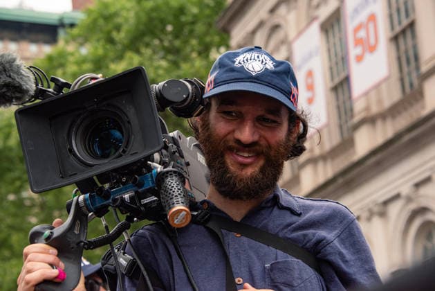 A Ticker Tape Parade And Keys To The City For The 2026 NBA, Basketball Herren, USA Champion New York Knicks In New York City Filmmaker Josh Safdie films during the New York Knicks 2026 NBA Championship celebration at City Hall Plaza in New York City, on June 18, 2026. New York City NY United States  Copyright: xNeilxConstantinex originalFilename:costantine-atickert260618_np8B9.jpg