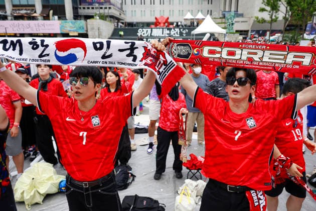 Public viewing for Mexico vs South Korea FIFA World Cup, WM, Weltmeisterschaft, Fussball match South Korean soccer fans cheer during a live viewing of the 2026 FIFA World Cup match between South Korea and Mexico at a local chicken pub in Seoul, South Korea, on June 19, 2026. South Korea lost 1-0 to co-host Mexico at Estadio Akron in Guadalajara, with Luis Romo scoring the winner in the second half. Seoul South Korea  Copyright: xMatrixxImagesx xJungxUi-Chelx
