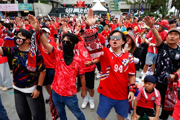 Public viewing for Mexico vs South Korea FIFA World Cup, WM, Weltmeisterschaft, Fussball match South Korean soccer fans cheer during a live viewing of the 2026 FIFA World Cup match between South Korea and Mexico at a local chicken pub in Seoul, South Korea, on June 19, 2026. South Korea lost 1-0 to co-host Mexico at Estadio Akron in Guadalajara, with Luis Romo scoring the winner in the second half. Seoul South Korea  Copyright: xMatrixxImagesx xJungxUi-Chelx