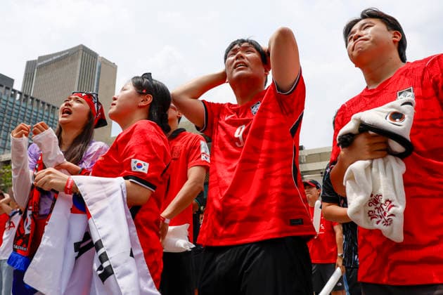 Public viewing for Mexico vs South Korea FIFA World Cup, WM, Weltmeisterschaft, Fussball match South Korean soccer fans react with disappointment as Mexico scores a goal during an outdoor public viewing event for the 2026 FIFA World Cup Group A match in Seoul, South Korea, on June 19, 2026. South Korea lost 1-0 to co-host Mexico at Estadio Akron in Guadalajara, with Luis Romo scoring the winner in the second half. Seoul South Korea  Copyright: xMatrixxImagesx xJungxUi-Chelx