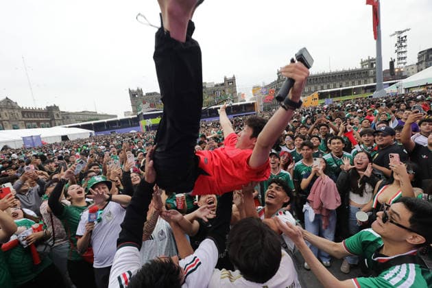 Mexicans Support Mexico national team, Nationalteam at FIFA Fan Fest Mexicans attend the Mexico FIFA Fan Fest in the main square Zocalo to support the Mexico national team in their FIFA World Cup, WM, Weltmeisterschaft, Fussball first-round match against Korea. on June 18, 2026 in Mexico City, Mexico. (Photo by Ian Robles Eyepix Group) Copyright: xIanxRobles xEyepixxGroupx EL_09062026_187895JPEG