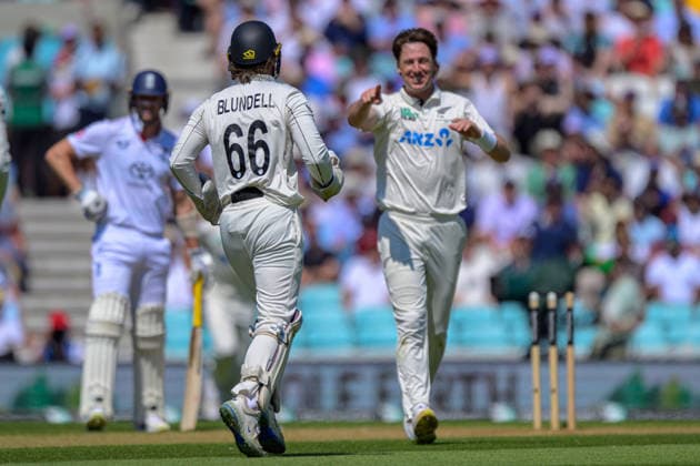 LONDON, ENGLAND JUNE 19 - Matt Henry of New Zealand and Tom Blundell of New Zealand celebrates the wicket of Jofra Archer of England during Day Three of the 2nd Rothesay Test Match game between England and New Zealand at Kia Oval on June 19, 2026 in London , England . (Photo by Keeran Marquis Sports Press Photo)  Copyright: xKeeranxMarquis SPPx Sportspressphoto_SPR170687