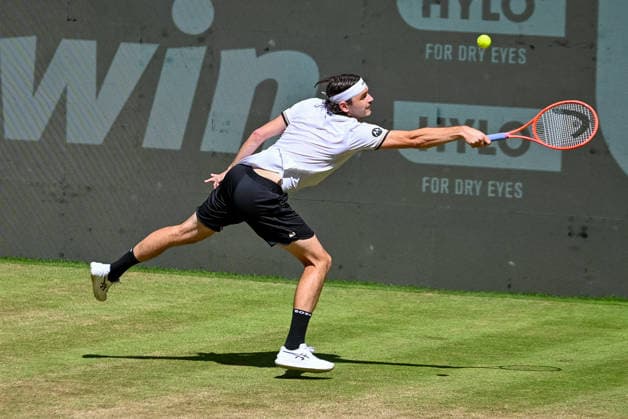 Taylor Fritz (USA) hits a stretched backhand at the TERRA WORTMANN Open 2026, Tennis, ATP, Mens 500, Tournament, Main Draw, Quarterfinals, June 19, 2026, TERRA WORTMANN Open 2026, Tennis, ATP, Men’s 500, Tournament, Main Draw, Quarterfinals, June 19, 2026, Halle,detected_source_language Copyright: xEibner-Pressefoto RobertxGertzenx EP_RGN