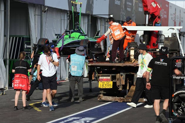 Sebastian Buemis Envision FE on a tow hook after his retirement in Free Practice 1, Sanya E-Prix, China, June 19, 2026, Hainan Island, China, FIA Formula E World Championship Season 12, being unloaded in front of the pit,detected_source_language