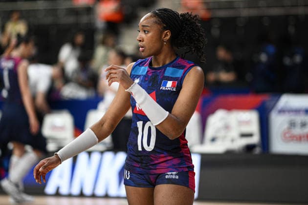 Ahead of France v China - 2026 FIVB Volleyball Nations League ANKARA, TURKIYE - JUNE 19: Fatoumata Fanguedou (10) of France warms up ahead of the 2026 FIVB Volleyball Nations League Week 2 match between France and China at Ankara Sports Hall, on June 19, 2026, in Ankara, Turkiye. Akin Celiktas Anadolu Ankara Turkey. Editorial use only. Please get in touch for any other usage.  Copyright: x2026xAnadoluxAkinxCeliktasx
