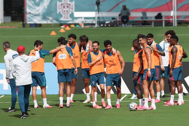 FIFA World Cup, WM, Weltmeisterschaft, Fussball 2026 - Portugal training session Portugal players Bernardo Silva (C-L) and Goncalo Guedes (C-R) attend a training session of the national team, Nationalteam within the scope of the FIFA World Cup 2026, in Palm Beach, Florida, USA, 19 June 2026. Palm Beach Florida United States  Copyright: xMIGUELxA.xLOPESx