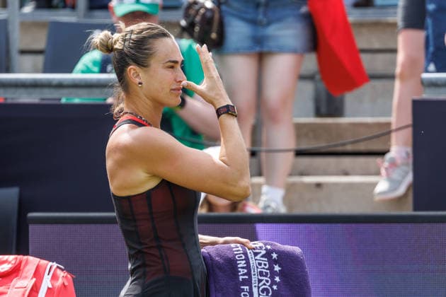 Berlin, 15.06.26, Tennis: VANDA Pharmaceuticals BERLIN TENNIS OPEN 2026 im Steffi-Graf-Stadion. Damen, Einzel. A. Sabalenka - N. Bartunkova (CZE), A. Sabalenka zeigt ihrem Trainer etwas. VANDA Pharmaceuticals BERLIN TENNIS OPEN 2026 *** Berlin, June 15, 2026, Tennis VANDA Pharmaceuticals BERLIN TENNIS OPEN 2026 at Steffi Graf Stadium Women’s Singles