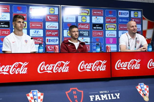 Alexandria, 190626. Croatian players Andrej Kramaric and Luka Vuskovic at the press conference, PK, Pressekonferenz of the Croatian national football team at the training center of the World Cup base camp, located at the Episcopal High School. Photo: Boris Kovacev CROPIX Copyright: xxBorisxKovacevx xCROPIXx croatia_football_conference01-190640