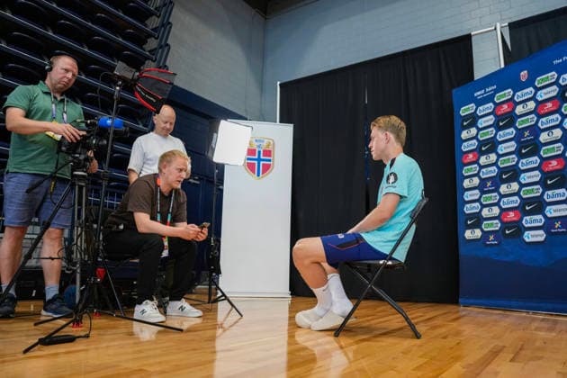 2026 World Cup in Greensboro, USA 20260619 Norways Jens Petter Hauge is interviewed by NRK during a press conference with the Norwegian mens national soccer team at the University of North Carolina at Greensboro (UNCG). Photo  Copyright: xFredrikxVarfjellx xNTBx