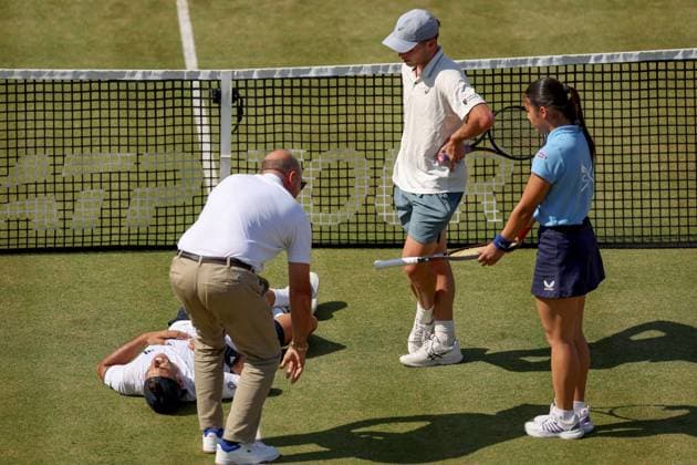 Francisco Cerundolo of Argentina lies on the grass clutching his throat having been hit by Arthur Fery of GB HSBC Queen s Club Championships, Day Fourteen, Tennis, Queen s Club, West Kensington, London, UK - 19 Jun 2026London Queen s Club United Kingdom  Copyright: xEllaxLing Shutterstockx 16929306am