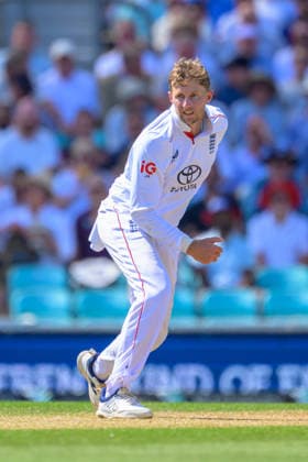 LONDON, ENGLAND JUNE 19 - Joe Root of England in bowling action during Day Three of the 2nd Rothesay Test Match game between England and New Zealand at Kia Oval on June 19, 2026 in London , England . (Photo by Keeran Marquis Sports Press Photo)  Copyright: xKeeranxMarquis SPPx Sportspressphoto_SPR170882