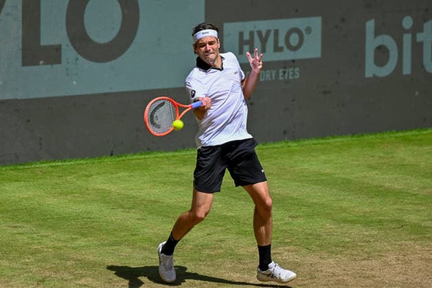 Taylor Fritz (USA) hits a forehand at the TERRA WORTMANN Open 2026, Tennis, ATP, Mens 500, Tournament, Main Draw, Quarterfinals, June 19, 2026, TERRA WORTMANN Open 2026, Tennis, ATP, Mens 500, Tournament, Main Draw, Quarterfinals, June 19, 2026, Halle,detected_source_language Copyright: xEibner-Pressefoto RobertxGertzenx EP_RGN