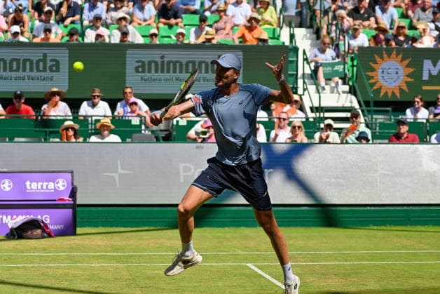 Raphael Collignon (BEL) hits a ball in the air at the net at the TERRA WORTMANN Open 2026, Tennis, ATP, Mens 500, Tournament, Main Draw, Quarterfinals, June 19, 2026, TERRA WORTMANN Open 2026, Tennis, ATP, Men’s 500, Tournament, Main Draw, Quarterfinals, June 19, 2026, Halle,detected_source_language Copyright: xEibner-Pressefoto RobertxGertzenx EP_RGN