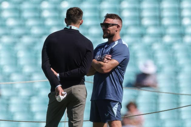 England v New Zealand - 2nd Rothesay Test Match: Day Three Brendon McCullum, head coach of England, participates in the pre-game warm-up session during the 2nd Rothesay Test Match Day 3 between England and New Zealand at The Kia Oval in London, United Kingdom, on June 19, 2026. London London United Kingdom  Copyright: xNewsxImagesx originalFilename:cosgrove-2ndrothe260619_npiBU.jpg