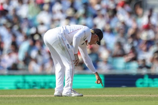 2nd Rothesay Test Match Day 3 England v New Zealand Jacob Bethell of England points to the wicket as players take drinks in the last session of the day during the 2nd Rothesay Test Match Day 3 match England vs New Zealand at The Kia Oval, London, United Kingdom on 19 June 2026 (Photo by Mark Cosgrove News Images) London The Kia Oval London United Kingdom Copyright: xMarkxCosgrove NewsxImagesx