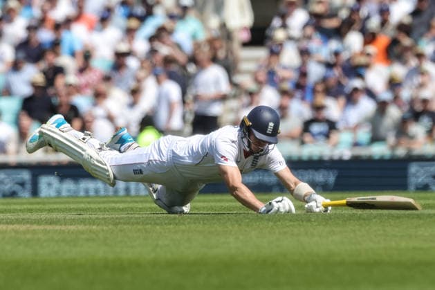 England v New Zealand - 2nd Rothesay Test Match: Day Three Matthew Fisher of England dives for the crease during the second Rothesay Test Match Day 3 between England and New Zealand at The Kia Oval in London, United Kingdom, on June 19, 2026. London London United Kingdom  Copyright: xNewsxImagesx originalFilename:cosgrove-2ndrothe260619_npxHk.jpg
