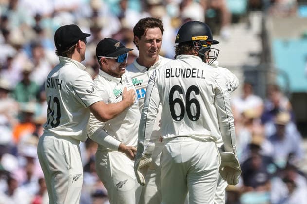 England v New Zealand - 2nd Rothesay Test Match: Day Three Matt Henry of New Zealand celebrates taking the wicket of Jordan Cox of England during the second Rothesay Test Match on Day 3 between England and New Zealand at The Kia Oval in London, United Kingdom, on June 19, 2026. London London United Kingdom  Copyright: xNewsxImagesx originalFilename:cosgrove-2ndrothe260619_npIeV.jpg