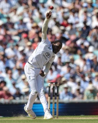 England v New Zealand - 2nd Rothesay Test Match: Day Three Jofra Archer of England delivers the ball during the 2nd Rothesay Test Match Day 3 between England and New Zealand at The Kia Oval in London, United Kingdom, on June 19, 2026. London London United Kingdom  Copyright: xNewsxImagesx originalFilename:cosgrove-2ndrothe260619_np04t.jpg