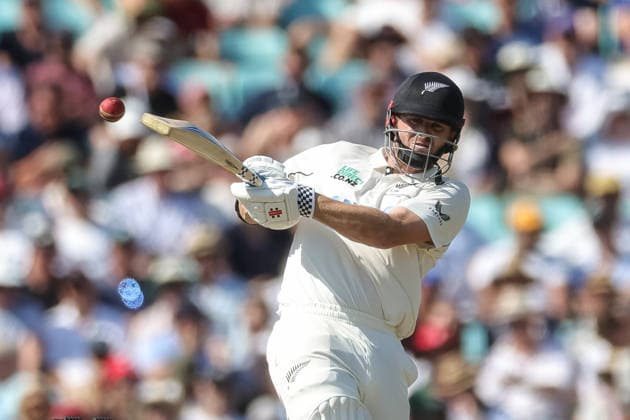 England v New Zealand - 2nd Rothesay Test Match: Day Three Henry Nicholls of New Zealand hits a four during the second Rothesay Test Match, Day 3, between England and New Zealand at The Kia Oval in London, United Kingdom, on June 19, 2026. London London United Kingdom  Copyright: xNewsxImagesx originalFilename:cosgrove-2ndrothe260619_npyXR.jpg