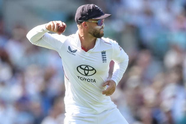 England v New Zealand - 2nd Rothesay Test Match: Day Three Ben Duckett of England fields the ball during the 2nd Rothesay Test Match Day 3 between England and New Zealand at The Kia Oval in London, United Kingdom, on June 19, 2026. London London United Kingdom  Copyright: xNewsxImagesx originalFilename:cosgrove-2ndrothe260619_npotK.jpg