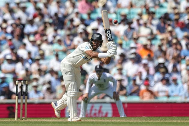 England v New Zealand - 2nd Rothesay Test Match: Day Three Rachin Ravindra of New Zealand hits a four during the 2nd Rothesay Test Match Day 3 between England and New Zealand at The Kia Oval in London, United Kingdom, on June 19, 2026. London London United Kingdom  Copyright: xNewsxImagesx originalFilename:cosgrove-2ndrothe260619_npqPC.jpg