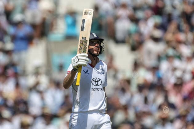 England v New Zealand - 2nd Rothesay Test Match: Day Three Matthew Fisher of England celebrates a half-century during the second Rothesay Test Match, Day 3, between England and New Zealand at The Kia Oval in London, United Kingdom, on June 19, 2026. London London United Kingdom  Copyright: xNewsxImagesx originalFilename:cosgrove-2ndrothe260619_nphEh.jpg