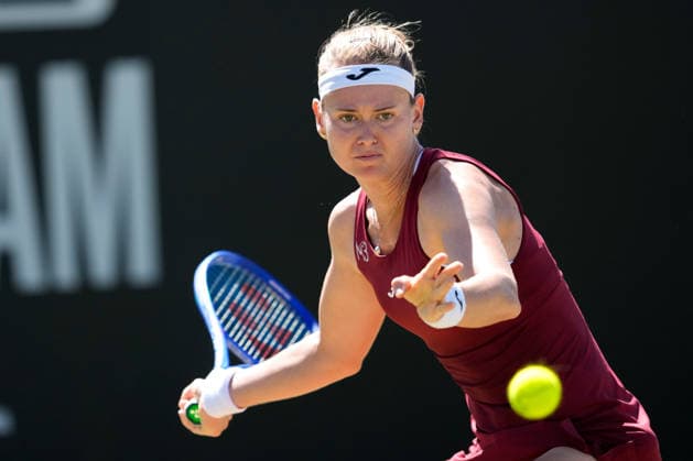 Lexus Nottingham Open - Day Five Marie Bouzkova in action during her quarter-final singles match at the 2026 Lexus Nottingham Open Women s tennis tournament at the Nottingham Tennis Centre in Nottingham, England, on June 19, 2026. Nottingham Great Britain United Kingdom  Copyright: xOwenxHammondx originalFilename:hammond-2026lexu260619_npNaF.jpg