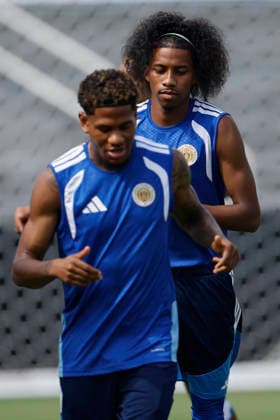 Curaçao s national soccer team players Jearl Margaritha (R) and Tyrese Noslin are seen during a training session in Florida Atlantic University, in Boca Raton, USA, 19 June 2026. Curaçao will face Ecuador in a FIFA World Cup, WM, Weltmeisterschaft, Fussball 2026 match on 20 June 2026. Curaçao s training session !ACHTUNG: NUR REDAKTIONELLE NUTZUNG!  Copyright: xAlbertoxEstévezx GRAF1576 20260619-55020649181_1