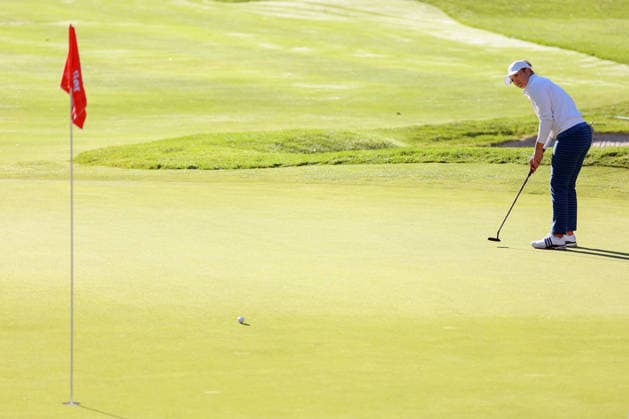 Meijer LPGA, Golf Damen Classic by Simply Give Belmont, MI - JUNE 19: Leah John of British Columbia, Canada putts on the 4th green during the second round of the Meijer LPGA Classic by Simply Give at Blythefield Country Club on June 19, 2026 in Belmont, Michigan. Belmont Michigan United States  Copyright: xAmyxLemusx originalFilename:lemus-meijerlp260619_npUvq.jpg