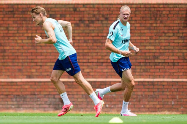 2026 World Cup in Greensboro, USA 20260619 Norway’s Erling Braut Haaland and Martin Ødegaard during a training session with the Norwegian men’s national soccer team at the University of North Carolina at Greensboro (UNCG). Photo by Fredrik Varfjell, NTB, Greensboro, USA. EDITORIAL USE ONLY. RESTRICTED USE FOR BETTING COMPANIES.,detected_source_language  Copyright: xFredrikxVarfjellx xNTBx
