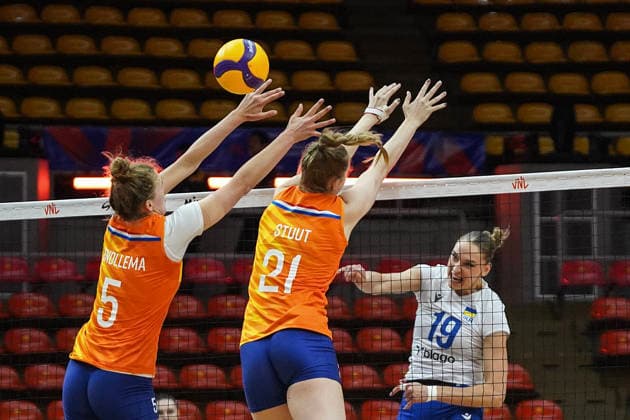FIVB Women s Nations League 2026. Jolien Knollema and Britte Stuut of the Netherlands compete against Anna Artyshuk of Ukraine during the FIVB Women s Volleyball Nations League match between the Netherlands and Ukraine in Bangkok, Thailand, on June 19, 2026. Bangkok Bangkok Thailand  Copyright: xAnusakxLaowilasx originalFilename:laowilas-notitle260619_npHuy.jpg