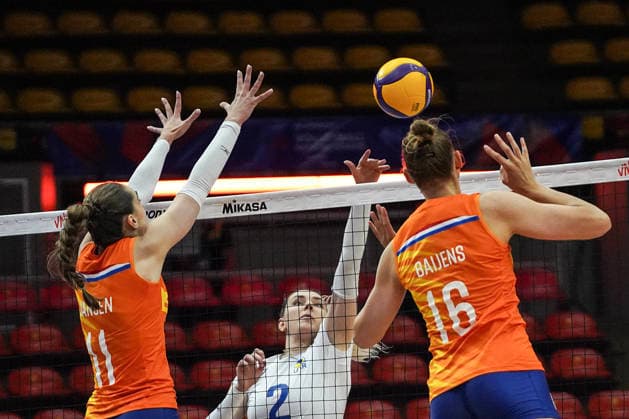 FIVB Women s Nations League 2026. Laura Jansen and Indy Baijens of the Netherlands compete against Diana Meliushkyna of Ukraine during the FIVB Women s Volleyball Nations League match between the Netherlands and Ukraine in Bangkok, Thailand, on June 19, 2026. Bangkok Bangkok Thailand  Copyright: xAnusakxLaowilasx originalFilename:laowilas-notitle260619_npVAb.jpg
