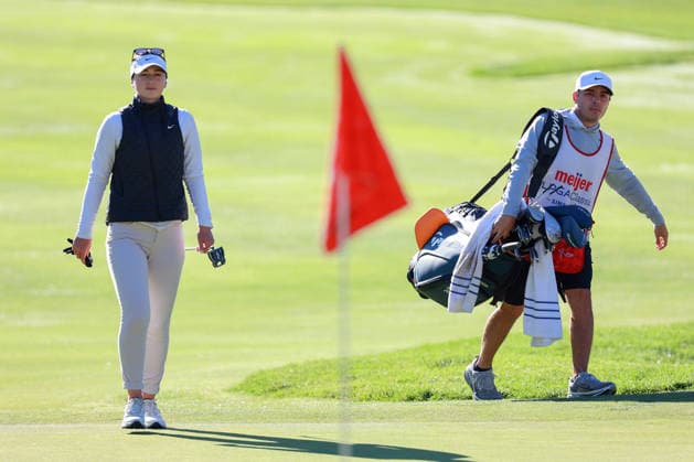Meijer LPGA, Golf Damen Classic by Simply Give Belmont, MI - JUNE 19: Gabriela Ruffels of Australia to the 4th green with her caddie during the second round of the Meijer LPGA Classic by Simply Give at Blythefield Country Club on June 19, 2026 in Belmont, Michigan. Belmont Michigan United States  Copyright: xAmyxLemusx originalFilename:lemus-meijerlp260619_np1Pj.jpg