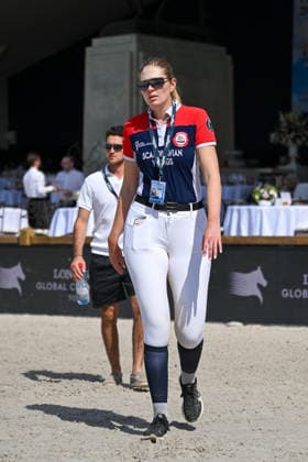 Lara Tryba (Scandiavian Vikings) en reconnaissance du prix GCL of Paris - Round 1 Team Competition presented by Turkish Airlines lors du 12ème édition Longines Paris Eiffel Jumping au pied de la Tour Eiffel sur le Champ-de-Mars à Paris le 19 juin 2026 Perusseau Veeren Bestimage Recognition of the GCL of Paris prize - Round 1 Team Competition presented by Turkish Airlines during the 12th edition of the Longines Paris Eiffel Jumping at the foot of the Eiffel Tower on the Champ-de-Mars in Paris on June 19, 2026 Paris France  Copyright: xVeeren-Perusseau BestimagexVeeren-Perusseau Bestimagex