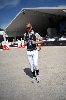 Marco Kutscher (Riesenbeck International) en reconnaissance du prix GCL of Paris - Round 1 Team Competition presented by Turkish Airlines lors du 12ème édition Longines Paris Eiffel Jumping au pied de la Tour Eiffel sur le Champ-de-Mars à Paris le 19 juin 2026 Perusseau Veeren Bestimage Recognition of the GCL of Paris prize - Round 1 Team Competition presented by Turkish Airlines during the 12th edition of the Longines Paris Eiffel Jumping at the foot of the Eiffel Tower on the Champ-de-Mars in Paris on June 19, 2026 Paris France  Copyright: xVeeren-Perusseau BestimagexVeeren-Perusseau Bestimagex
