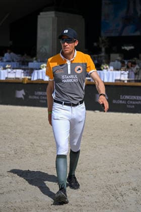 Abdel Said (Istanbul Warriors) en reconnaissance du prix GCL of Paris - Round 1 Team Competition presented by Turkish Airlines lors du 12ème édition Longines Paris Eiffel Jumping au pied de la Tour Eiffel sur le Champ-de-Mars à Paris le 19 juin 2026 Perusseau Veeren Bestimage Recognition of the GCL of Paris prize - Round 1 Team Competition presented by Turkish Airlines during the 12th edition of the Longines Paris Eiffel Jumping at the foot of the Eiffel Tower on the Champ-de-Mars in Paris on June 19, 2026 Paris France  Copyright: xVeeren-Perusseau BestimagexVeeren-Perusseau Bestimagex