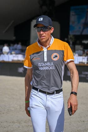 Abdel Said (Istanbul Warriors) en reconnaissance du prix GCL of Paris - Round 1 Team Competition presented by Turkish Airlines lors du 12ème édition Longines Paris Eiffel Jumping au pied de la Tour Eiffel sur le Champ-de-Mars à Paris le 19 juin 2026 Perusseau Veeren Bestimage Recognition of the GCL of Paris prize - Round 1 Team Competition presented by Turkish Airlines during the 12th edition of the Longines Paris Eiffel Jumping at the foot of the Eiffel Tower on the Champ-de-Mars in Paris on June 19, 2026 Paris France  Copyright: xVeeren-Perusseau BestimagexVeeren-Perusseau Bestimagex