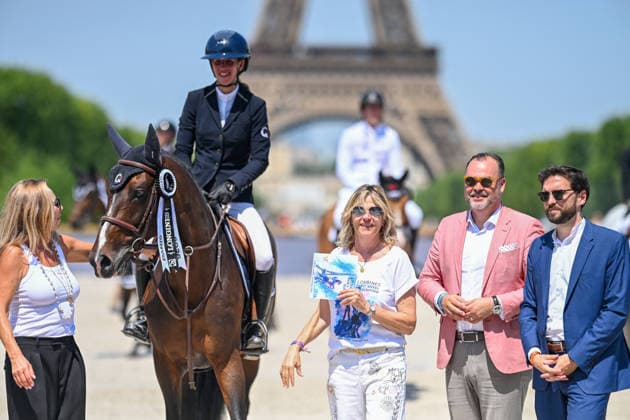 Philippa Ammann 1ère sur Cascalretto avec Virginie Coupérie-Eiffel et Coco Coupérie Eiffel lors de la remise du Prix Selman Marrakech de la 12ème édition Longines Paris Eiffel Jumping au pied de la Tour Eiffel sur le Champ-de-Mars à Paris, France, le 19 juin 2026. Perusseau-Veeren Bestimage Selman Marrakech Prize during the 12th edition of the Longines Paris Eiffel Jumping at Champ-de-Mars near Eiffel Tower in Paris, France, on June 19, 2026. Paris France  Copyright: xPerusseau-Veerenx xBestimagexPerusseau-Veerenx xBestimagex