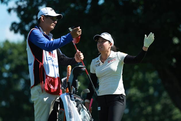 Meijer LPGA, Golf Damen Classic BELMONT, MICHIGAN - JUNE 19: Jeeno Thitikul of Thailand interacts with her caddie on the second hole during the second round of the Meijer LPGA Classic for Simply Give golf tournament at Blythefield Country Club in Belmont, MI, USA Friday, June 19, 2026. Belmont Michigan United States  Copyright: xJorgexLemusx originalFilename:lemus-meijerlp260619_npNbA.jpg