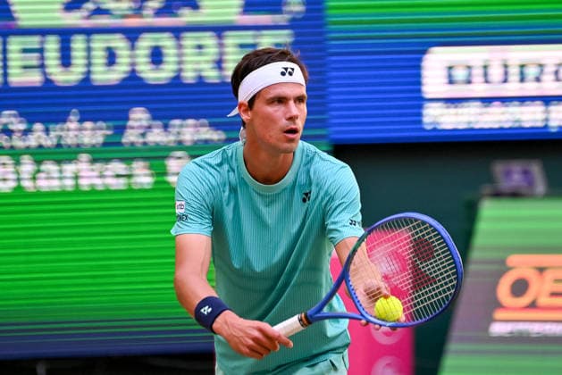 Daniel Altmaier (GER) focused on his serve at the TERRA WORTMANN Open 2026, Tennis, ATP, Mens 500, Tournament, Main Draw, Quarterfinals, June 19, 2026, TERRA WORTMANN Open 2026, Tennis, ATP, Men’s 500, Tournament, Main Draw, Quarterfinals, June 19, 2026, Halle,detected_source_language Copyright: xEibner-Pressefoto RobertxGertzenx EP_RGN