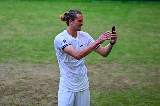 Alexander Zverev (GER) sendet nach dem SIeg gegen Raphael Collignon (BEL) einen Gruß in die sozialen Medien TERRA WORTMANN Open 2026, Tennis, ATP, Tennis Herren Tennis Herren 500, Turnier, Hauptfeld, Viertelfinale, 19.06.2026, TERRA WORTMANN Open 2026, Tennis, ATP, Tennis Herren 500, Turnier, Hauptfeld, Viertelfinale, 19.06.2026 Halle *** Alexander Zverev (GER) posts a message on social media following his victory over Raphael Collignon (BEL) at the TERRA WORTMANN Open 2026, Tennis, ATP, Mens 500, Tournament, Main Draw, Quarterfinals, June 19, 2026, TERRA WORTMANN Open 2026, Tennis, ATP, Men’s 500, Tournament, Main Draw, Quarterfinals, June 19, 2026, Halle,detected_source_language Copyright: xEibner-Pressefoto RobertxGertzenx EP_RGN