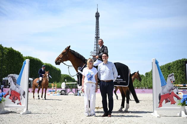 Julien Epaillard Sur Le Coultre De Muze (1er prix), Virginie Coupérie-Eiffel - Remise du prix CSI5 1.60m GCL Individual Competition Presenté par Evian lors du 12ème édition Longines Paris Eiffel Jumping au pied de la Tour Eiffel sur le Champ-de-Mars à Paris le 19 juin 2026. Perusseau Veeren Bestimage Presentation of the CSI5 1.60m GCL Individual Competition prize presented by Evian during the 12th edition of the Longines Paris Eiffel Jumping at the foot of the Eiffel Tower on the Champ-de-Mars in Paris on June 19, 2026. Paris France  Copyright: xVeeren-Perusseau BestimagexVeeren-Perusseau Bestimagex