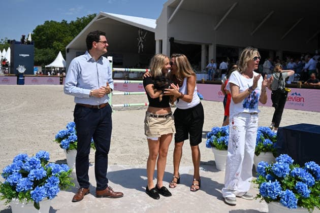 Virginie Coupérie-Eiffel, Coco Coupérie-Eiffel, sa fille Luna - Remise du prix CSI5 1.60m GCL Individual Competition Presenté par Evian lors du 12ème édition Longines Paris Eiffel Jumping au pied de la Tour Eiffel sur le Champ-de-Mars à Paris le 19 juin 2026. Perusseau Veeren Bestimage Presentation of the CSI5 1.60m GCL Individual Competition prize presented by Evian during the 12th edition of the Longines Paris Eiffel Jumping at the foot of the Eiffel Tower on the Champ-de-Mars in Paris on June 19, 2026. Paris France  Copyright: xVeeren-Perusseau BestimagexVeeren-Perusseau Bestimagex