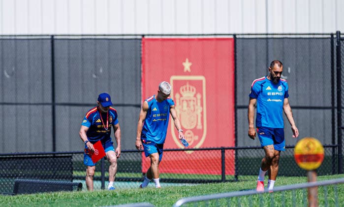 Spain national team, Nationalteam World Cup 19 06 2026 Borja Iglesias of Spain (R) Daniel Olmo of Spain (C) and Luis de la Fuente head coach of Spain (L) during the Spanish national team s training session at their World Cup base camp at the Baylor School in Chattanooga, United States of America on June 19, 2026. Photo (PGS Photo Agency) Chattanooga usa Copyright: xPGSxPhotoxAgencyx