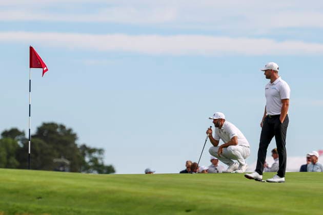 US Open Golf Championship - Round 2 Dustin Johnson (back) and Wyndham Clark (front) prepare to putt during the second round of the 2026 US Open golf tournament at the Shinnecock Hills Golf Club in Southampton, New York, USA, 19 June 2026. SOUTHAMPTON NEW YORK UNITED STATES  Copyright: xSARAHxYENESELx
