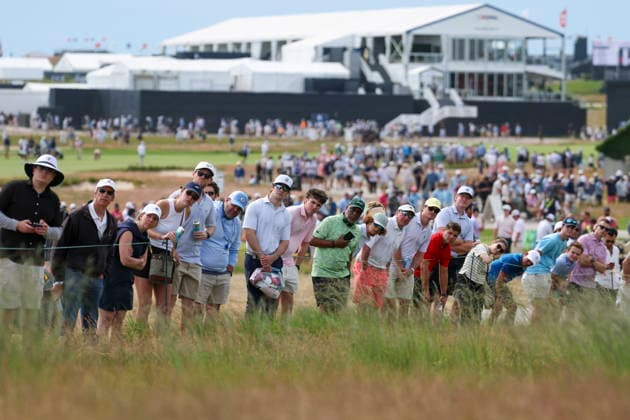 US Open Golf Championship - Round 2 Spectators watch players during the second round of the 2026 US Open golf tournament at the Shinnecock Hills Golf Club in Southampton, New York, USA, 19 June 2026. SOUTHAMPTON NEW YORK UNITED STATES  Copyright: xSARAHxYENESELx