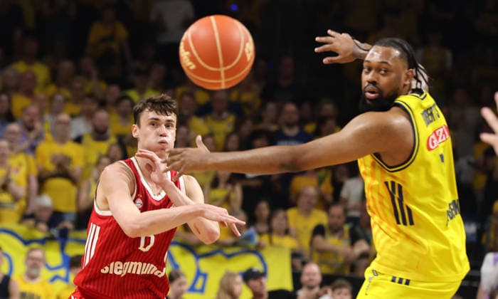 Nenad Dimitrijevic am Ball, J Wan Roberts Zweikampf Spielszene Aktion Basketball BBL Bundesliga Herren Play Off Finale 4.Spiel Saison 2025 2026 19.06.2026 ALBA Berlin vs. Bayern München *** Nenad Dimitrijevic with the ball, J Wan Roberts, tackle, game scene, action, sports, basketball, BBL, Bundesliga, mens, playoffs, Game 4 of the finals, 2025–2026 season, June 19, 2026, ALBA Berlin vs. Bayern Munich,detected_source_language